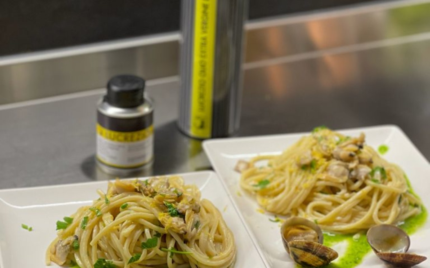 Spaghettoni risottati alle vongole con salsa al prezzemolo e olio EVO Lucrezio